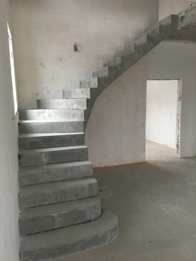 Г-образная полнотелая лестница с забежными ступенями в Курске